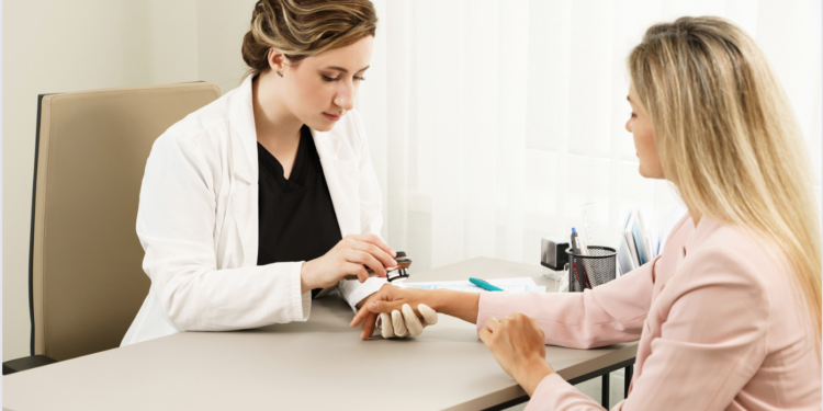 الفحوصات الطبية الدورية الضرورية للمرأة