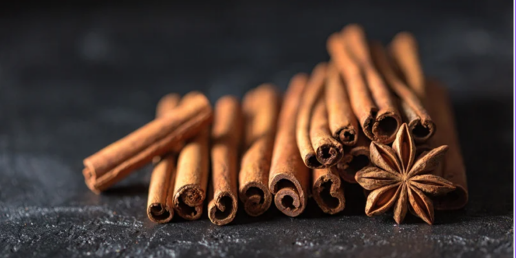 La cannelle aide-t-elle à perdre du poids ? Mythe ou réalité ? L’avis d’une experte.