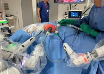 Des parents émerveillés par une chirurgie robotisée qui sauve leur bébé