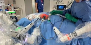 Des parents émerveillés par une chirurgie robotisée qui sauve leur bébé